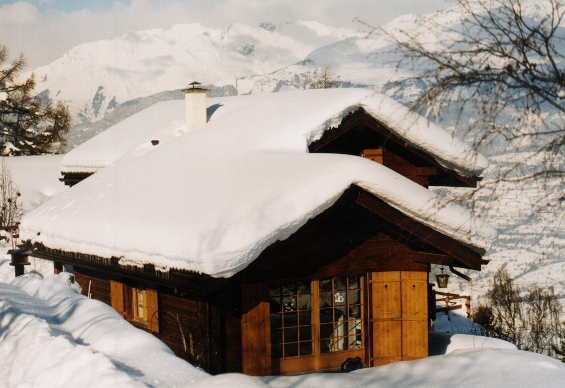 Chalet sous la neige